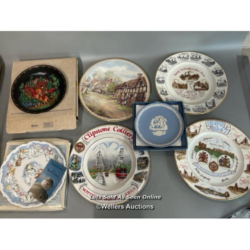 148 - Assorted decorative plates including Royal Doulton 