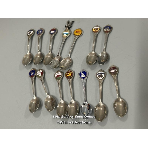 155 - Assorted crested spoons including The Tower Mint Royal Palace Collection / AN25