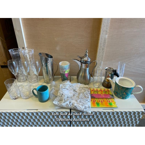 9 - Assorted kitchenware and miscellanea  / Container No: XX02321