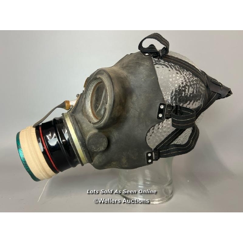 204 - A genuine WW2 S.G&Co 1939-dated British Civilian Duty Respirator (Gas Mask) and drawstring canvas ca... 