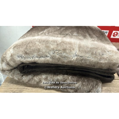 2119 - MON CHATEAU FAUX FUR THROW - 152 X 177 CM / APPEARS NEW OPEN BOX / E19