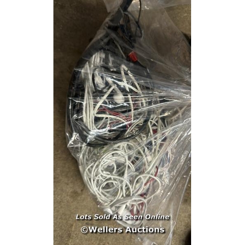 2851 - BAG OF EARPHONES / G