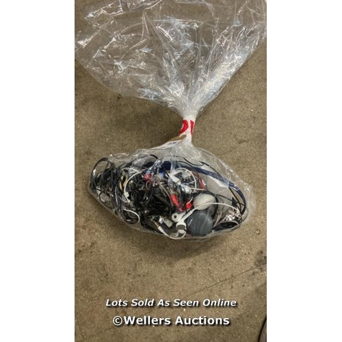 2866 - BAG OF EARPHONES