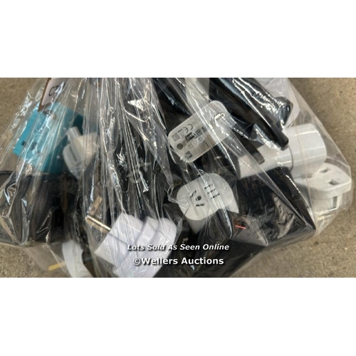 2883 - BAG OF ADAPTERS