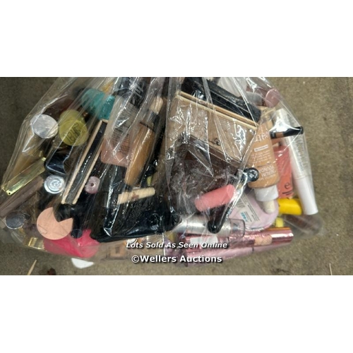 2897 - BAG OF MAKE UP