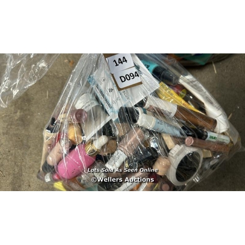 2897 - BAG OF MAKE UP