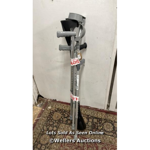 937 - BUNDLE OF PRE-OWNED CRUTCHES / S26