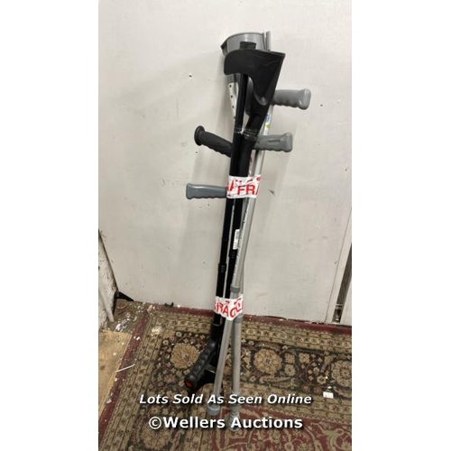 937 - BUNDLE OF PRE-OWNED CRUTCHES / S26