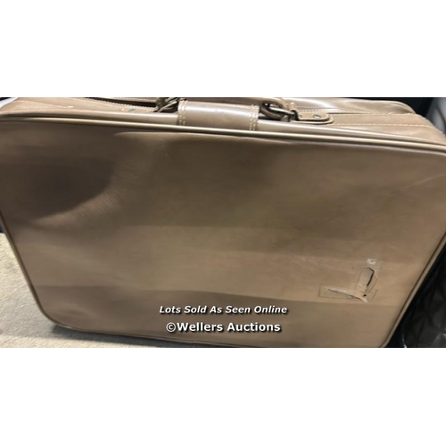 5379 - PRE-OWNED LUGGAGE: X2 INCL. TRAVELER