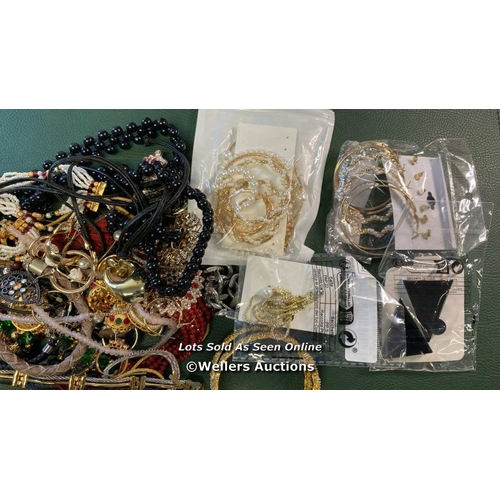 9586 - BAG OF FASHION JEWELLERY