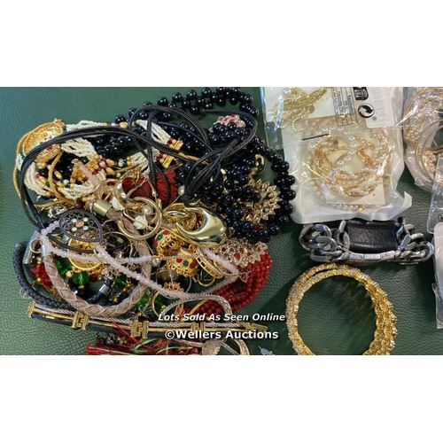 9586 - BAG OF FASHION JEWELLERY