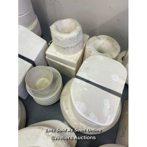 2005 - Approx. x23 assorted pottery moulds for mugs, vases and plaques / Scotch Horn Leisure Centre, Nailse... 