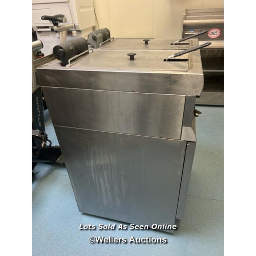 2026 - Lincat J12 electric freestanding twin basket fryer, includes accssories shown in images, 95cm h x 60... 