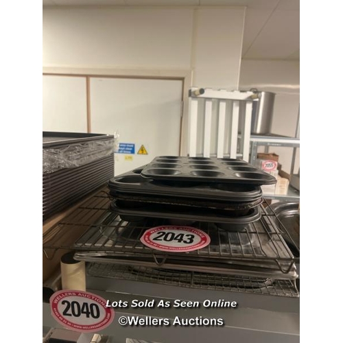 2043 - Lot of assorted baking trays, cooling racks and cupcake/muffin trays / Castlewood, Tickenham Road, C... 