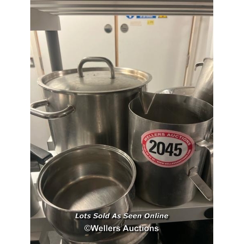 2045 - Lot of assorted stainless steel kitchenware including graters, pots, pans, colanders and more / Cast... 