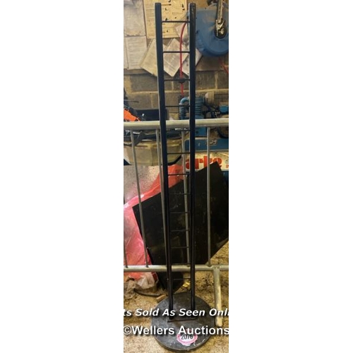 2076 - Metal stand, 156cm h / Towerhead Farm, Towerhead, Banwell, BS29 6PQ