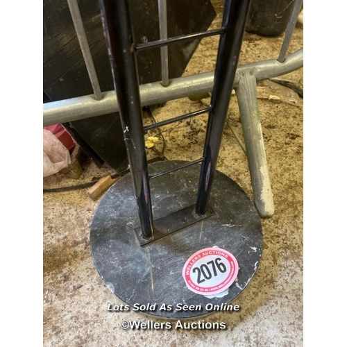 2076 - Metal stand, 156cm h / Towerhead Farm, Towerhead, Banwell, BS29 6PQ