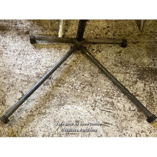 2077 - Adjustable tray on stand with vice, 110cm h / Towerhead Farm, Towerhead, Banwell, BS29 6PQ