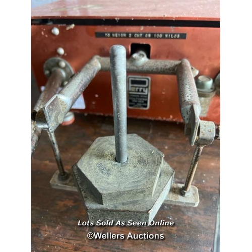 2119 - Vintage sack scales by Perry, London Road, Sounthend-on-Sea, historically used by trading standards,... 