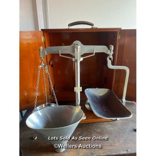 2125 - Balance scales by De Grave Makers London made for County of Somerset Council, to weigh 7LB, in woode... 