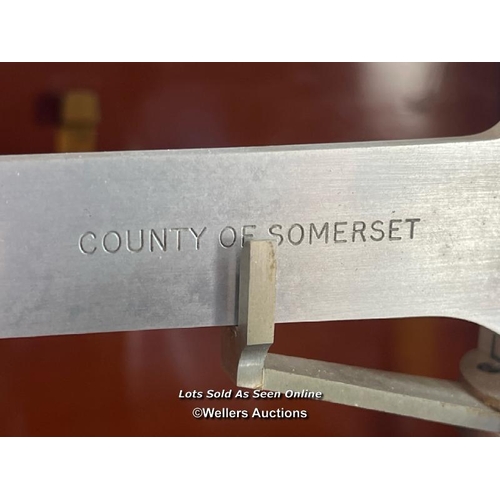 2125 - Balance scales by De Grave Makers London made for County of Somerset Council, to weigh 7LB, in woode... 