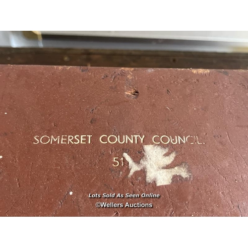 2131 - Somerset County Council inspectors weights box, in brown leather carry case, 14cm h x 26cm w x 15cm ... 