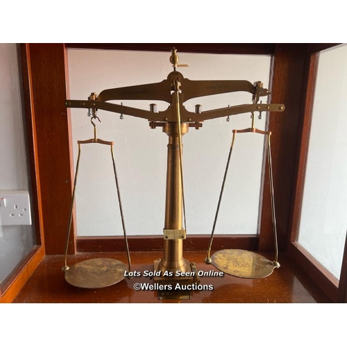 2138 - Balance scale for the City of Bristol by De Grave Short & Co Makers London Ltd. In glazed wooden dis... 