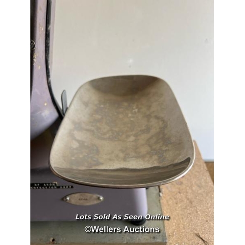 2150 - Scales for County of Avon, to weigh 5LB, in carry case , 55cm h x 43cm w x 20cm d / Towerhead Farm, ... 