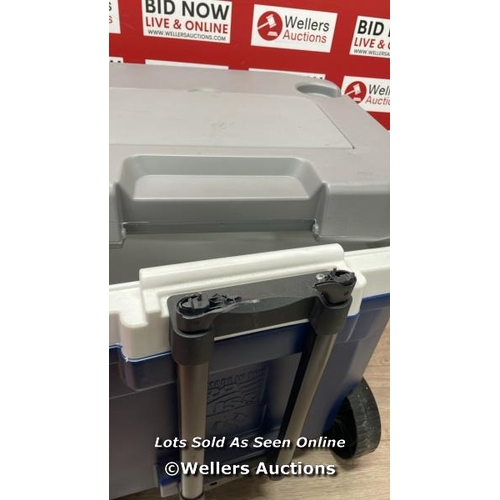 6055 - IGLOO MAX COLD 58 LITRE ROLLER COOL BOX / MINIMAL SIGNS OF USE / LID BROKEN  / P3