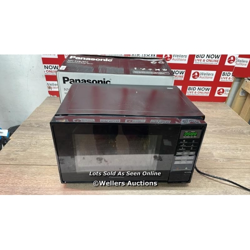 6082 - PANASONIC SOLO BLACK MICROWAVE / POWERS UP / SIGNS OF USE / C34