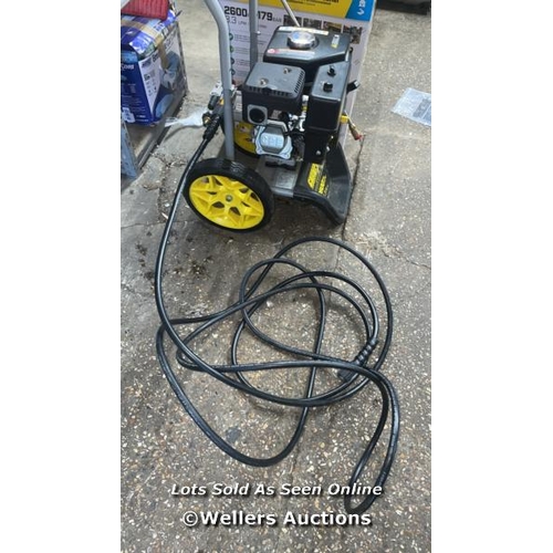 6736 - CHAMPION PETROL 2600 PSI PRESSURE WASHER / SIGNS OF USE / PALLET