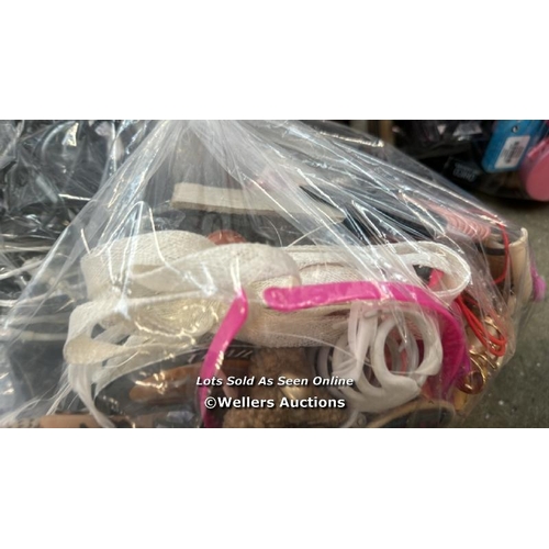 637 - BAG OF HAIR ACCESSORIES / S18