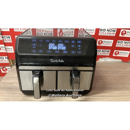 65 - SUR LA TABLE AIR FRYER WITH X2 3.8L DRAWERS / POWERS UP / SIGNS OF USE / E45