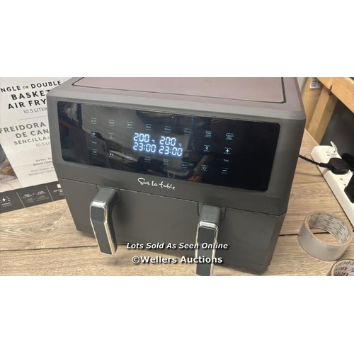 67 - SUR TABLE AIR FRYER NEW 2 IN 1 / POWERS UP / SIGNS OF USE / LOOSE DISPLAY / E70