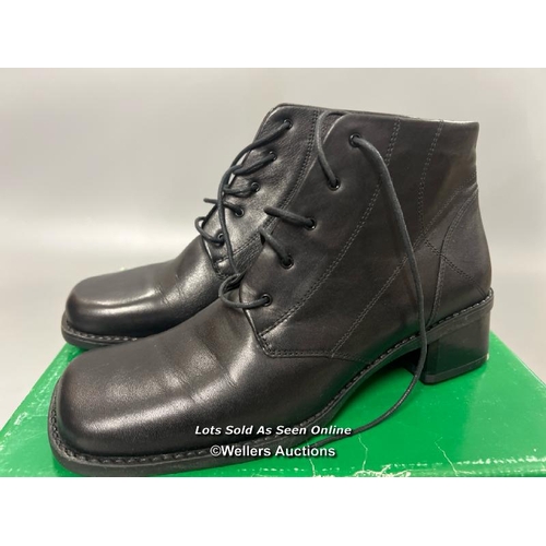 3241 - LADIES NEW CLARKS BLACK BOOTS / UK 5 1/2 / INTERNAL LEATHER DAMAGED(SEE IMAGES) / T50