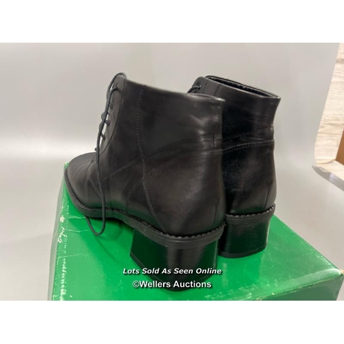 3241 - LADIES NEW CLARKS BLACK BOOTS / UK 5 1/2 / INTERNAL LEATHER DAMAGED(SEE IMAGES) / T50