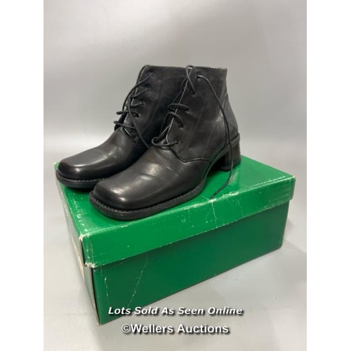 3242 - LADIES NEW CLARKS BLACK BOOTS / UK 5 1/2 / INTERNAL LEATHER DAMAGED(SEE IMAGES) / T50