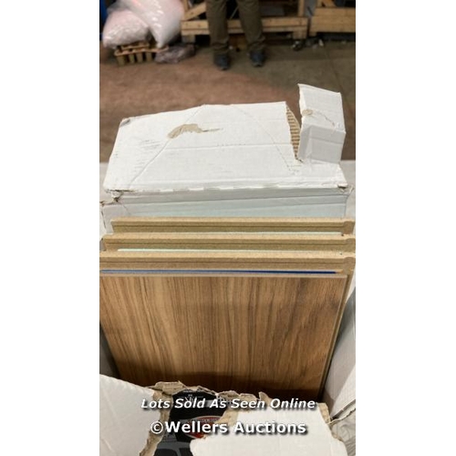 4059 - LAMINATE FLOORING TOASTED ALMOND         / OPENED PACK / SOME MISSING / W3