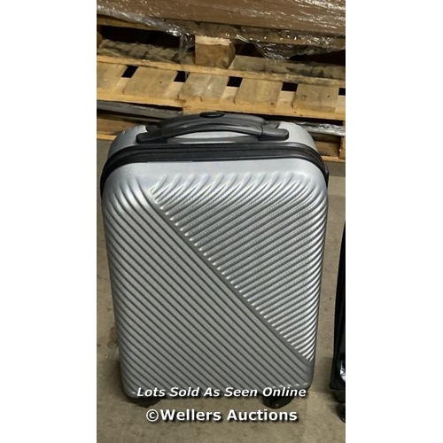 4880 - PRE OWNED LUGGAGE X2 INC. IT LUGGAGE  / S6