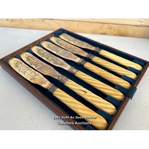 10 - A full set of twelve decorative fish knives with floral engravings to the blade, each knife approx. ... 