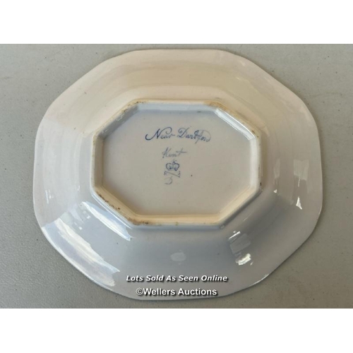 21 - A late 17th or early 18th century Royal Crown Derby no. 205 twenty-one piece part dinner service, so... 