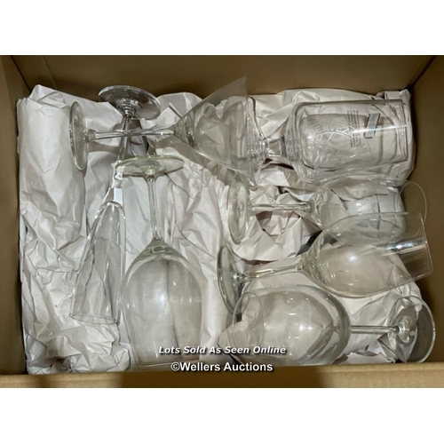 17 - Box of assorted glassware incl. wine glasses and pint glasses / VAT applies to the hammer price on t... 