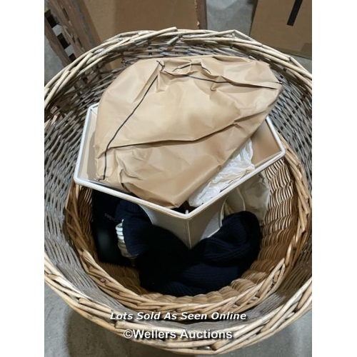 37 - X2 wicker baskets and mic. incl. lampshade and mixed clothing / VAT applies to the hammer price on t... 