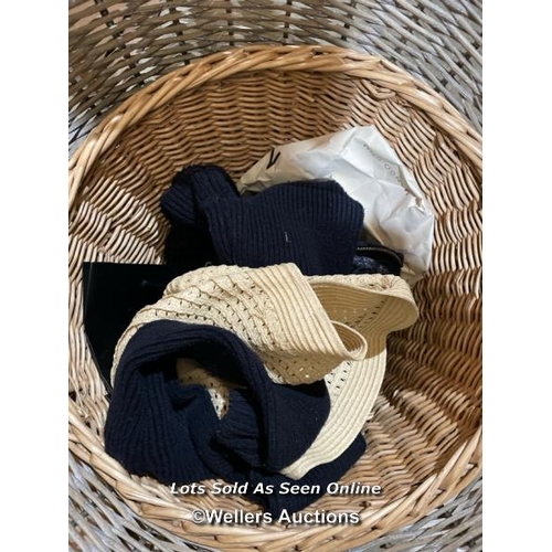 37 - X2 wicker baskets and mic. incl. lampshade and mixed clothing / VAT applies to the hammer price on t... 