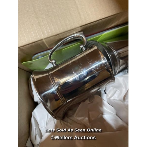 9 - Box of glass and kitchenware incl. chopping boards, toaster and kettle / VAT applies to the hammer p... 