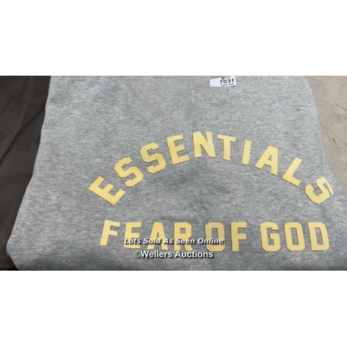 7031 - FEAR OF GOD ESSENTIALS TEE SHORT SLEEVE CENTRAL OVAL BRANDING / M / APPEARS NEW & UNWORN / SEE IMAGE... 