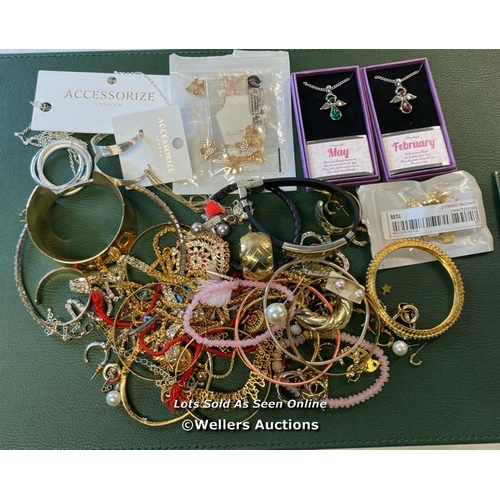 9522 - BAG OF JEWELLERY