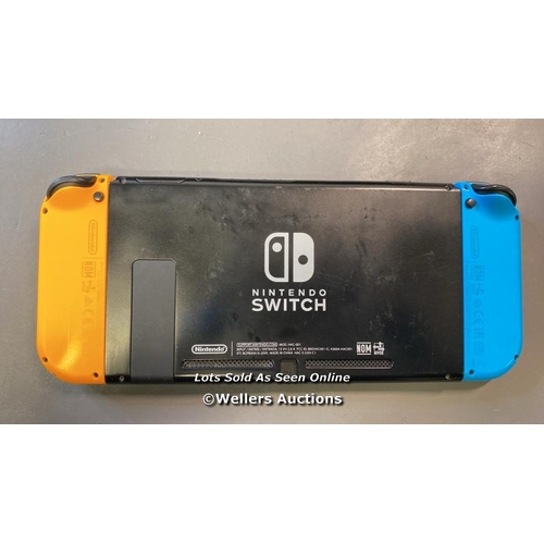 9661 - PRE OWNED NINTENDO SWITCH / MODEL HAC-001/ SN: XAW10027305507 WITH CONTROLLER X2 + CASE