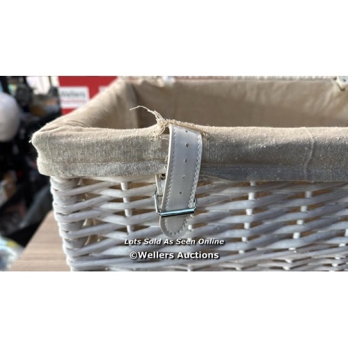 50 - DAYLESFORD, VINTAGE STYLE, WOVEN, FAMILY HAMPER / PICNIC BASKET WITH LINING AND FOLD DOWN LID - WHIT... 