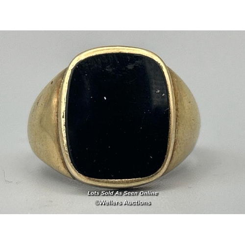 37 - Gentlemen's black onyx and gold ring stamped 585, total weight 3.7g, ring size P / SF